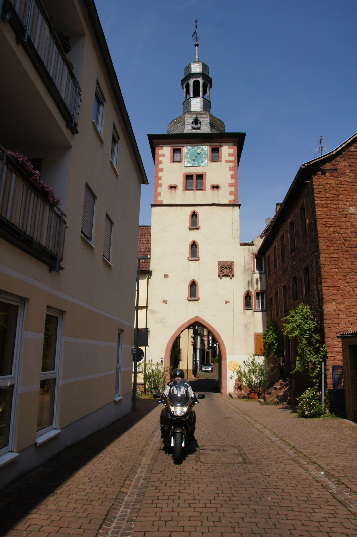 Motorrad in der Gasse vor dem Torturm von Klingenberg am Main Motorrad in der Gasse vor dem Torturm von Klingenberg am Main